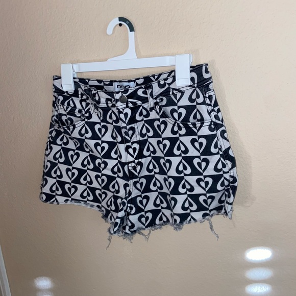 black & white printed heart shape skate shorts denim cute RSQ x Tillys bottoms - Picture 2 of 11